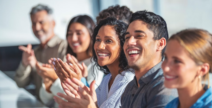 Symbolbild für Diversität mit mehreren Mitarbeitern  