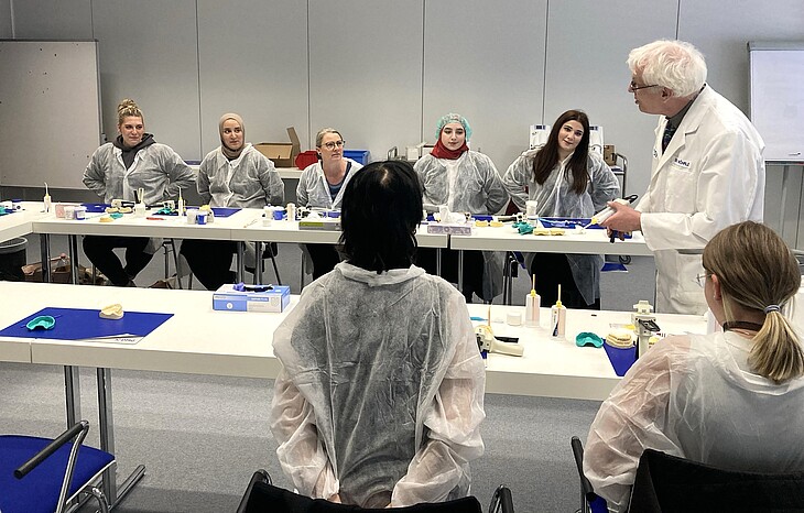 ZFA-Auszubildende in Kitteln im Workshop bei DMG