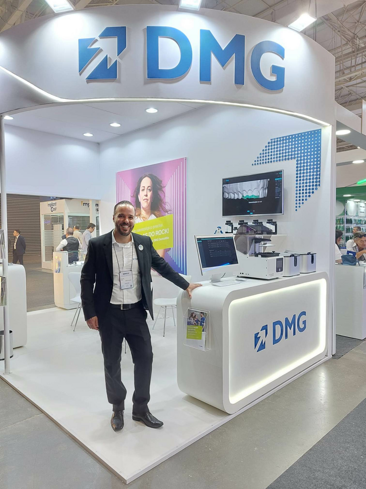 Rafael Papp von DMG Brasilien präsentiert das digitale Portfolio von DMG DentaMile auf der Index23 in São Paulo.