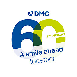 Logo 60. Jubiläum in grün und blau mit dem Schriftzuug 'A smile ahead together' über der Zahl