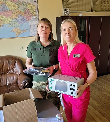 Übergabe durch Spenden finanzierte medizinische Geräte von #weareallukrainians.