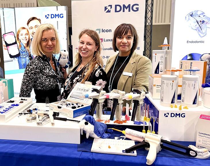 Drei Mitarbeiterinnen von DMG am DMG Stand in Berlin