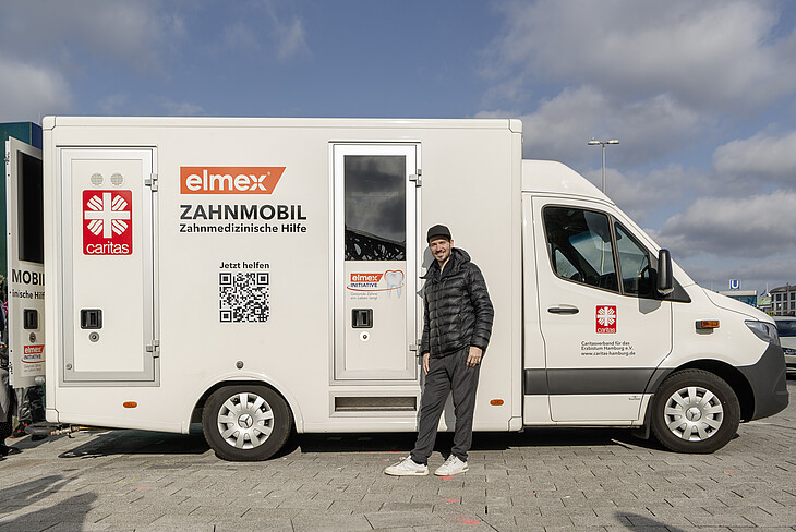 Felix neureuther vor dem neuen Zahnmobil der Hamburger Caritas