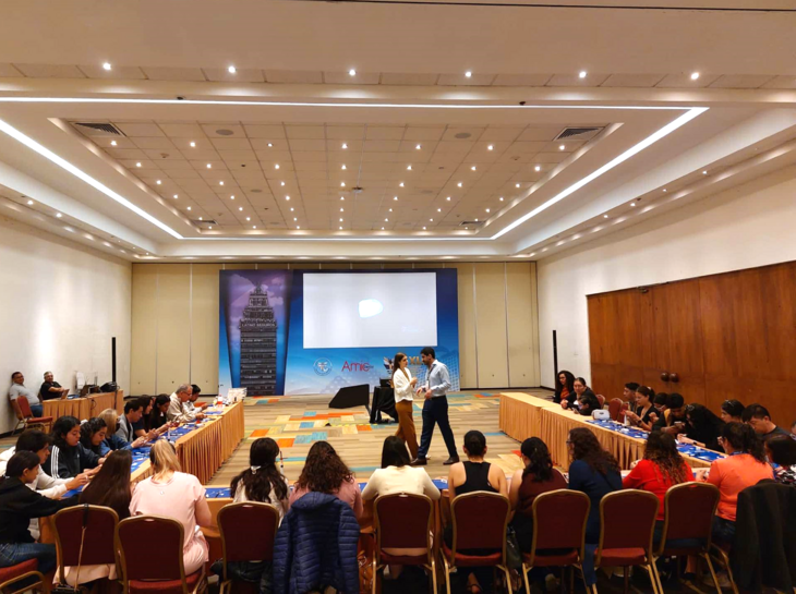 Hörsaal mit Teilnehmern bei einem DMG Vortrag auf der AMIC in Mexico