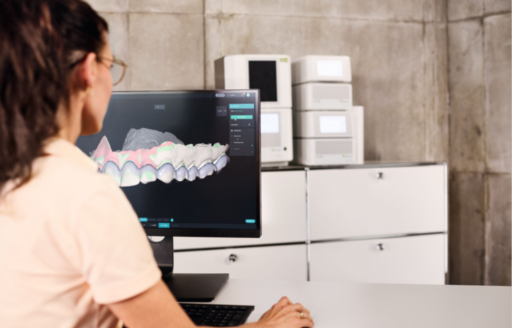 Zahntechnikerin vor einem Monitor beim Designen einer Aufbissschiene