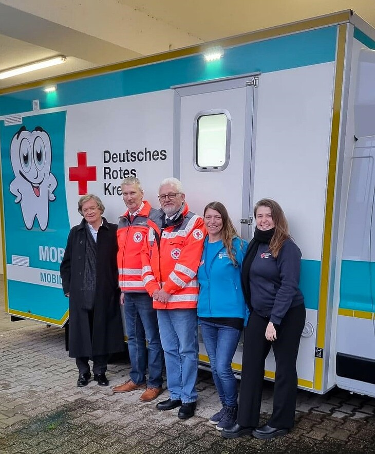 Mitarbeitende des DRK vor dem neuen Zahnmobil