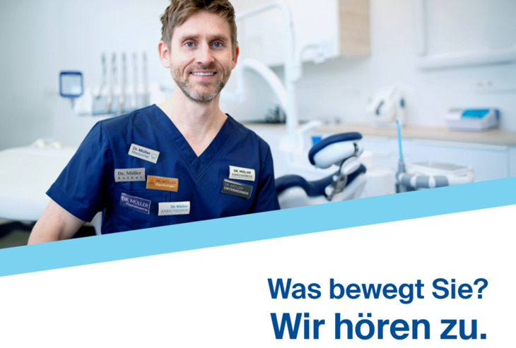 Ein Zahnarzt mit vielen Schildern am Praxiskittel, die auf seine vielfältigen Aufgaben verweisen