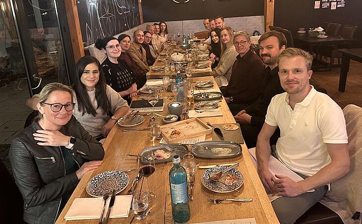 Foto von mehreren Magdeburger Zahnärzten an einem Restaurant-Tisch