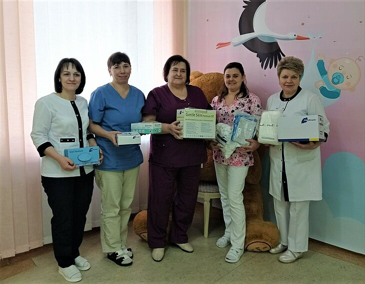Personal des Krankenhauses im west-ukrainischen Luzk präsentiert einige der von DMG gespendeten medizinischen Hilfsgüter. 