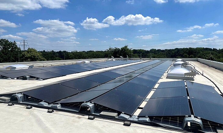 Ein Foto der neuen Photovoltaik-Anlage bei DMG in Hamburg