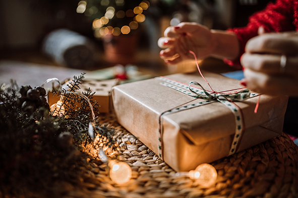 Ein Weihnachtsgeschenk wird verpackt